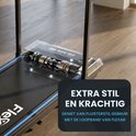 Detail van de motor van een zwarte loopband met een transparante kap, extra stil en krachtig.