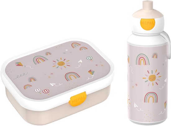 Boîte à lunch beige et tasse à boire blanche avec des accents beiges. Les deux ont un imprimé joyeux avec des arcs-en-ciel, des soleils et des cerfs-volants.
