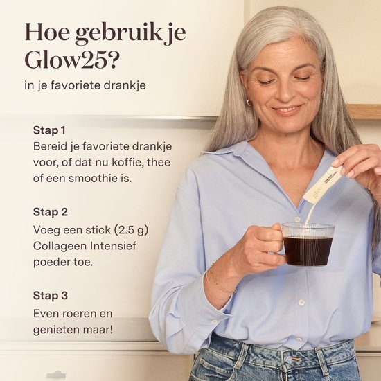 Vrouw met grijs haar voegt Glow25 collageenpoeder toe aan haar koffie.