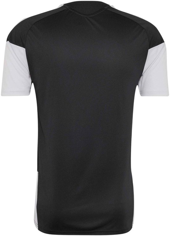 Achterkant van een zwart sportshirt met witte mouwen en Adidas-strepen op de schouders. Het shirt heeft een subtiel ruitpatroon.