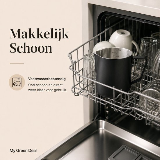 Zwarte RVS melkopschuimkan in een vaatwasser, naast glazen en mokken. Tekst: "Makkelijk Schoon".