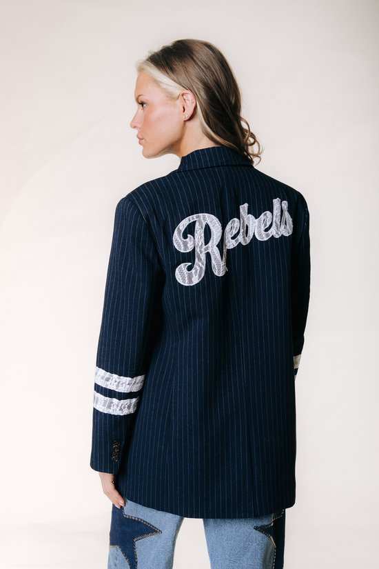 Donkerblauwe krijtstreepp blazer met 'Rebels' opdruk op de rug en witte kanten banden op de mouwen.