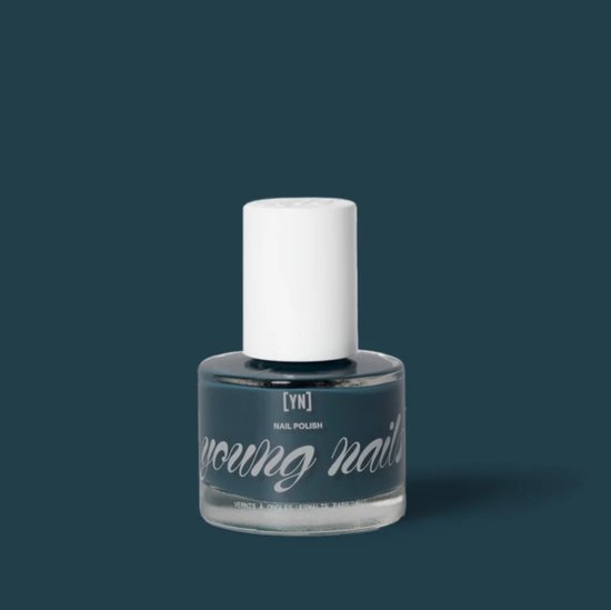 Young Nails nagellakflesje met witte dop, gevuld met donkergroene lak. Label met 'young nails' in zilver.