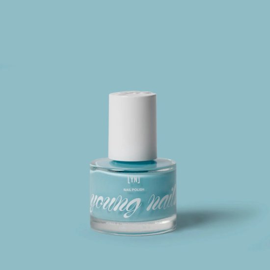 Lichtblauwe nagellakfles van Young Nails met witte dop.