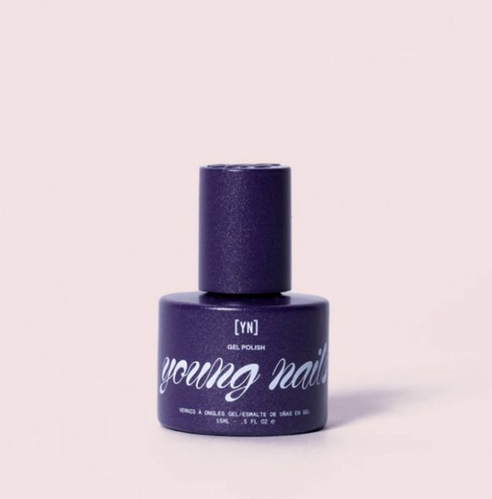 Een flesje donkerpaarse gel nagellak van Young Nails, met 'young nails' in witte letters.