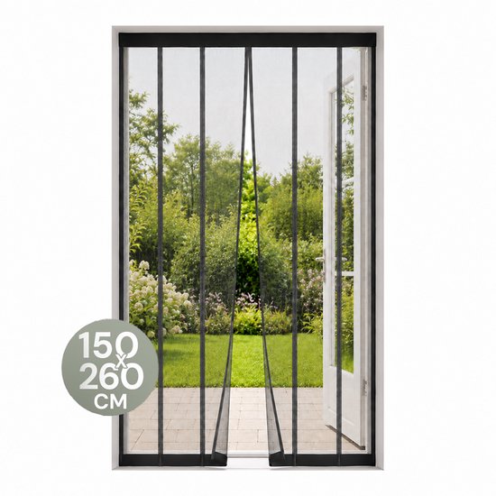 Zwarte lamellenhor met verticale banen, 150x260cm, in een deuropening naar een zonnige tuin.