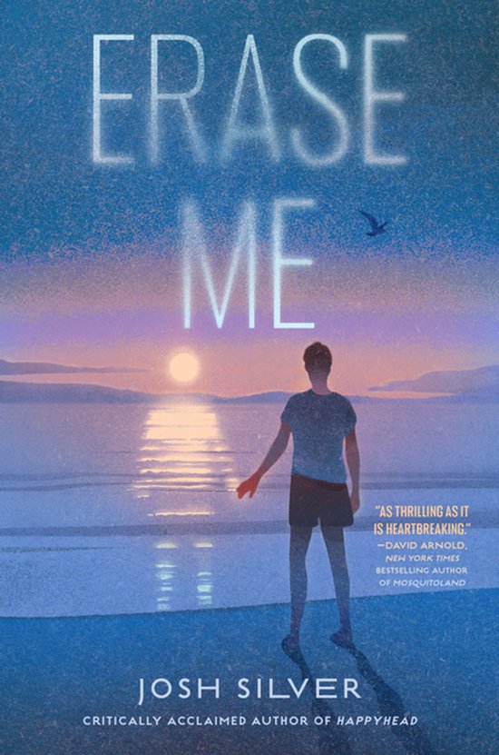 Livre "Erase Me" par Josh Silver. Un jeune homme se tient sur la plage au coucher du soleil. Texte : "Erase Me".