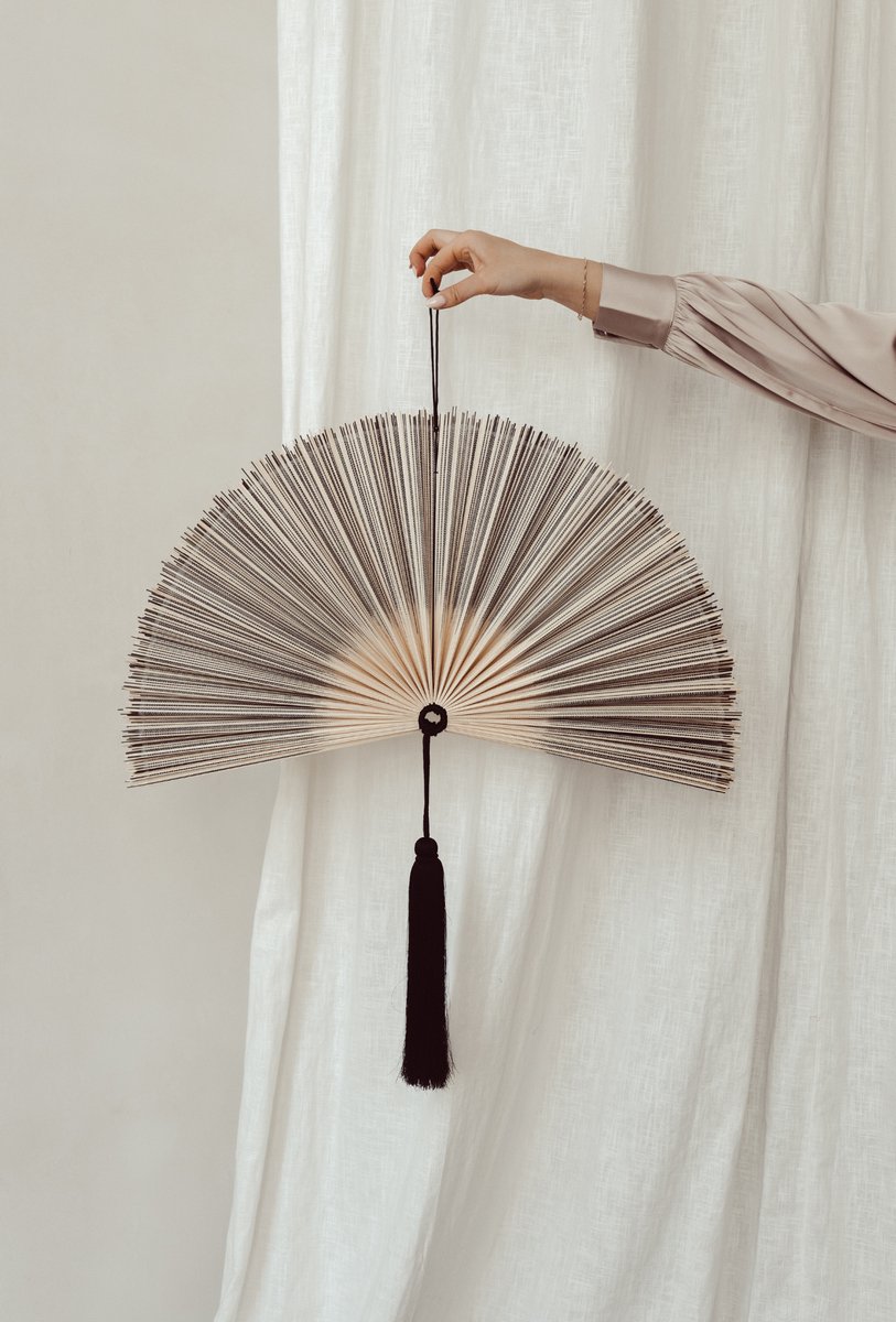 Bamboe waaier Medium | Bamboo wanddecoratie | Wanddecoratie waaier met kwastjes | Interieur eyecatcher