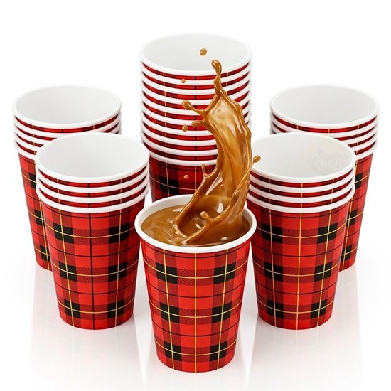 Rode en zwarte Schotse ruit bekers met een koffieplons in één beker.