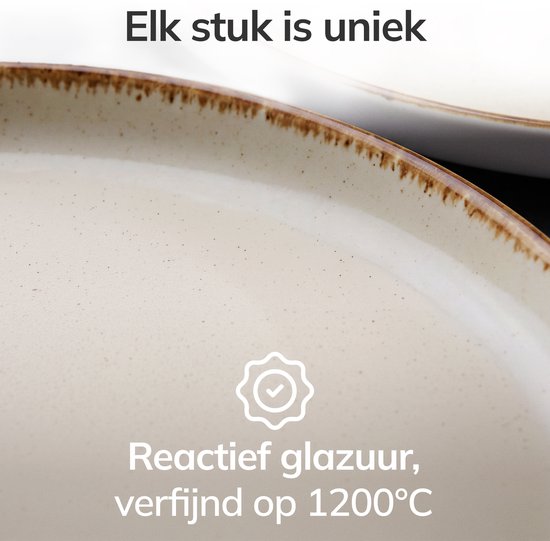 Close-up van beige serviesgoed met een reactief geglazuurde, verfijnde afwerking op 1200°C. Unieke, rustieke bruine rand.
