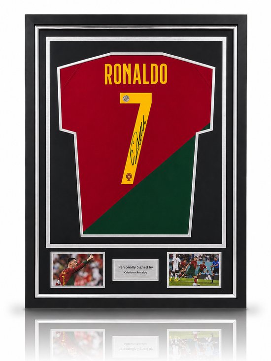 Maillot signé rouge et vert de Ronaldo portant le numéro 7, encadré avec des photos et un certificat.