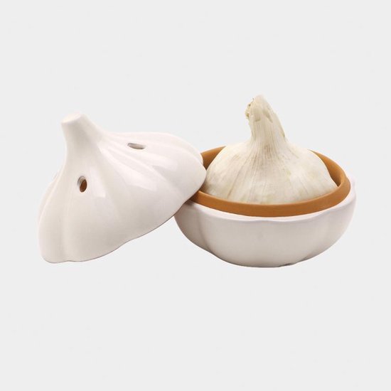 Witte keramische knoflookpot met een deksel in de vorm van een knoflookbol. Een knoflookbol is zichtbaar in de pot.