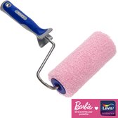 Verfroller met een roze, pluizige vacht en een blauw-grijze handgreep. Barbie DreamHouse Palette logo.