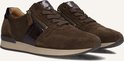 Bruine suède sneakers met rits en slangenprint accenten.