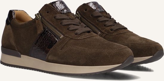 Bruine suède sneakers met rits en slangenprint accenten.