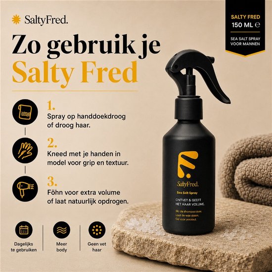 Zwarte spuitfles SaltyFred Sea Salt Spray op steen, met stappen voor hoe te gebruiken: sprayen, kneden, föhnen. Meer volume, minder vet haar.