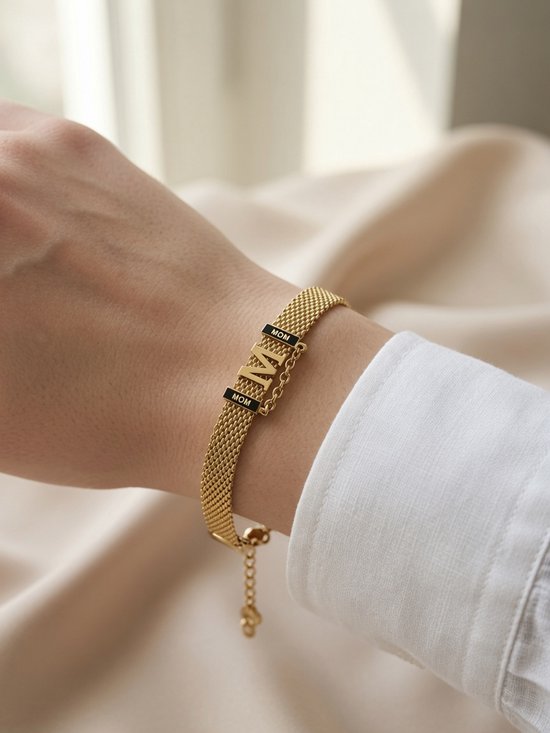 Gouden mesh armband met 'MOM' tekst op twee zwarte blokjes en een M-vormige hanger.