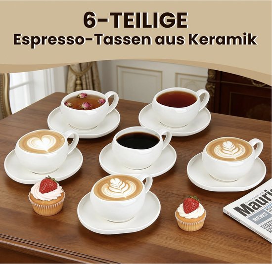 Six tasses à expresso blanches avec soucoupes, remplies de café, de thé, et garnies de fraises et de cupcakes.