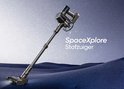 SpaceXlore stofzuiger met zilveren en zwarte details, staand op een donkere, golvende ondergrond.