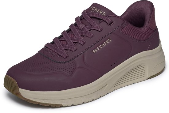 Wijnrode Skechers sneaker met beige zool, veters en suède hieldetail.