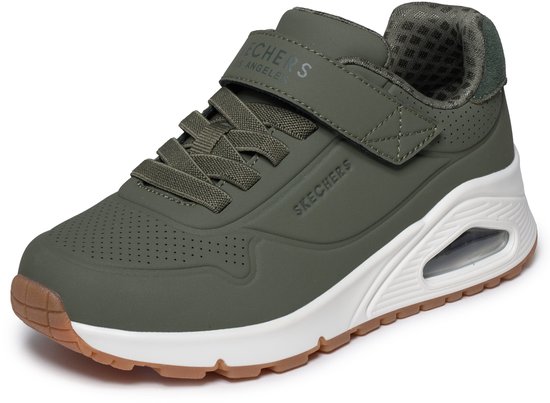 Groene Skechers sneaker met klittenbandsluiting, beige zool en perforaties, met 'SKECHERS' op de zijkant.