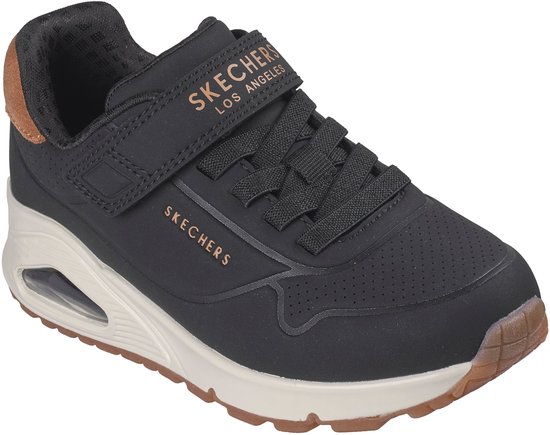 Zwarte Skechers sneaker met klittenbandsluiting, bruine accenten en beige zool.