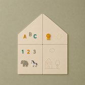 Huisvormige magnetische muurpanelen met ABC letters, leeuw, zon, cijfers, olifant, zebra en een getekende huis met boom. Roomwitte kleur.