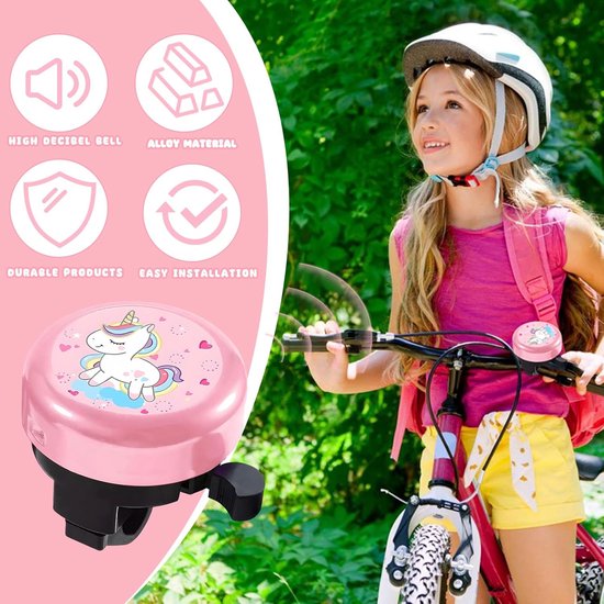Jong meisje met een roze fietsbel met eenhoorn op een fiets, helm en rugzak.