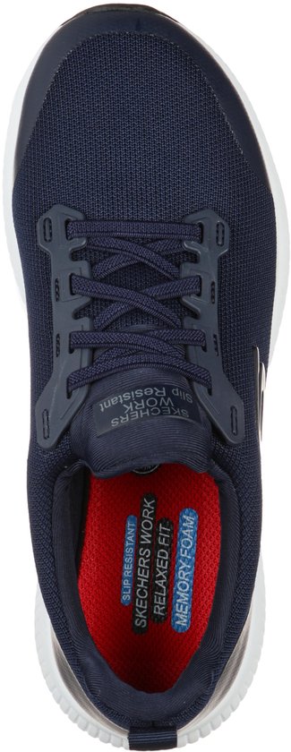 Bovenaanzicht van een donkerblauwe instapper met rode binnenzool met "SKECHERS WORK RELAXED FIT MEMORY FOAM" opschrift.