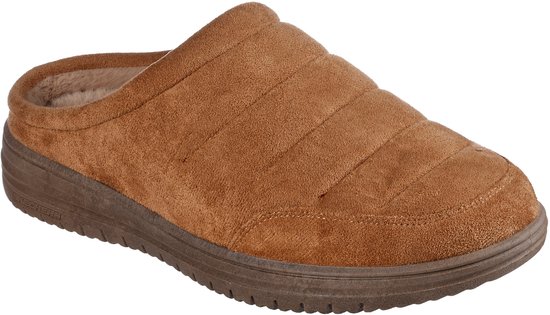 Bruine pantoffel met gewatteerd suède bovenwerk, zachte voering en bruine zool.