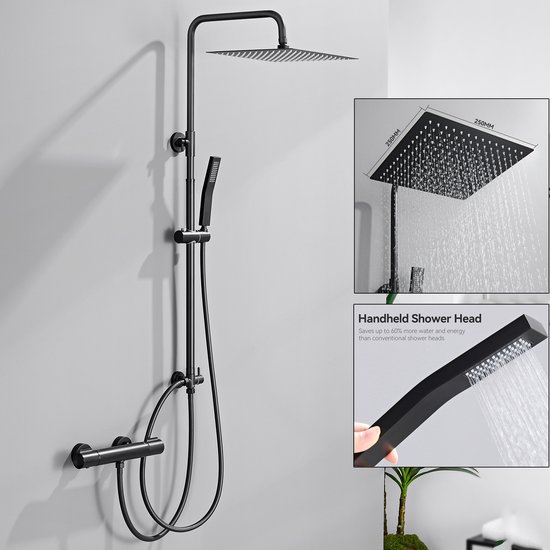Matzwarte doucheset met vierkante regendouche (250mm) en handdouche, geplaatst tegen een grijze muur.