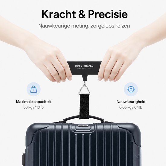 Twee handen houden een zwarte weegschaal boven een donkerblauwe koffer. Maximale capaciteit 50kg/110lb, nauwkeurigheid 0,05kg/0,1lb. Kracht & precisie.
