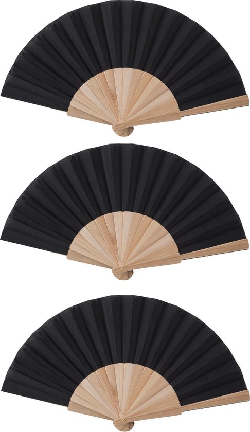 Drie zwarte vouwwaaiers met houten spanten, wit geïsoleerd.