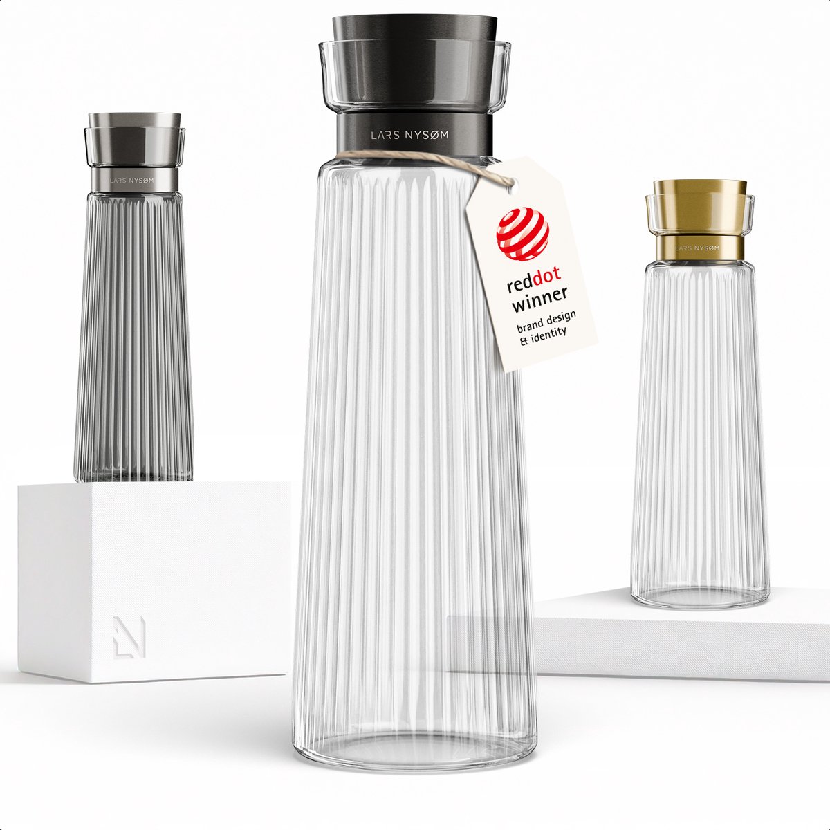 LARS NYSØM Bækvand Waterkaraf 1,5L met Roestvrijstalen Deksel & Zeef - Elegante Glazen Karaf & Schenkkan voor Sap, Thee & Limonade - Vaatwasmachinebestendig (Pure/Carbon Black)