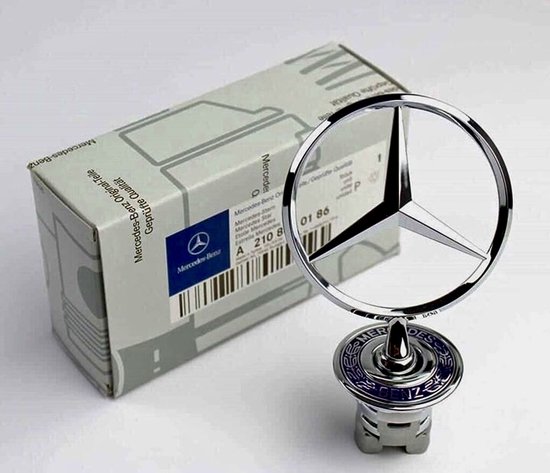 Mercedes-Benz sterlogo, 44 mm, met doos. Chroom ster in een cirkel, zilveren ster op blauwe achtergrond.