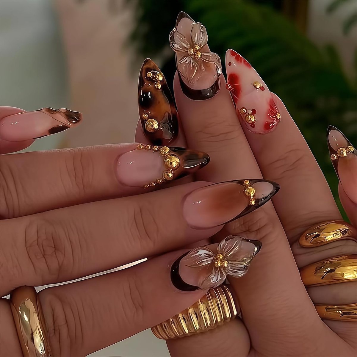 Almond 3D Bruine Goudbloem Plaknagels Kort Nagels om te Plakken Schildpad Luipaard Franse Tip Bloemenverloop Design, 24 Stuks Handgemaakte Jelly Gel op Acryl Valse Nagels