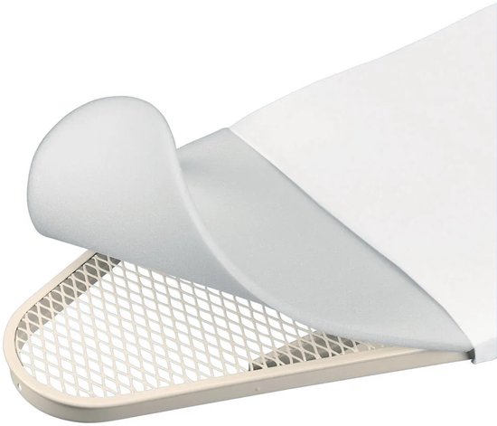 Witte schuimlaag over een beige metalen strijkplank met rasterpatroon.
