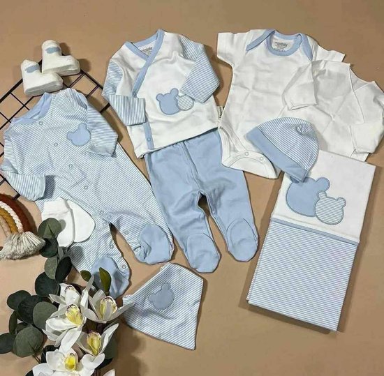 Babyspullen met blauwe strepen en blauwe berenprint: romper, pakje, broek, body, muts, slabbertje, slofjes en dekentje.
