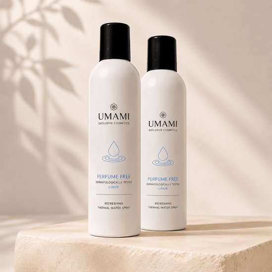 Twee UMAMI parfumvrije thermal water spray flessen op een podium met schaduwen.
