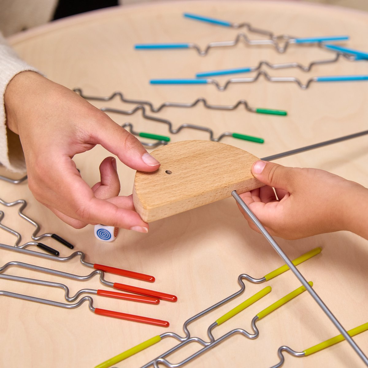 Spin Master Games - Suspend - Een evenwichtig familiespel met lastige haken en vaste handen leuke activiteit voor kinderen volwassenen en spelletjesavond met het hele gezin educatief speelgoed 1-4 spelers — cadeau in Spellen & Speelgoed - foto 7