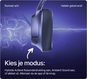 Close-up van de zijkant van een donkerblauwe koptelefoon, met golvende lijnen die geluid weergeven. Tekst: Rumoer erin, Helder geluid eruit. Kies je modus.
