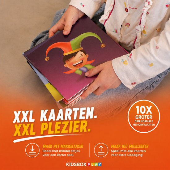 Een kind houdt een stapel kaarten met een clown erop vast. De tekst 'XXL KAARTEN. XXL PLEZIER.' en '10X GROTER' is zichtbaar.