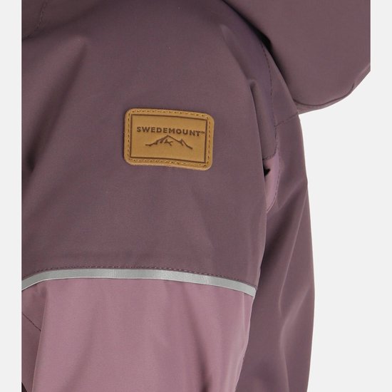 Close-up van het bruine Swedemount-logo op de mouw van de paarse winteroverall.