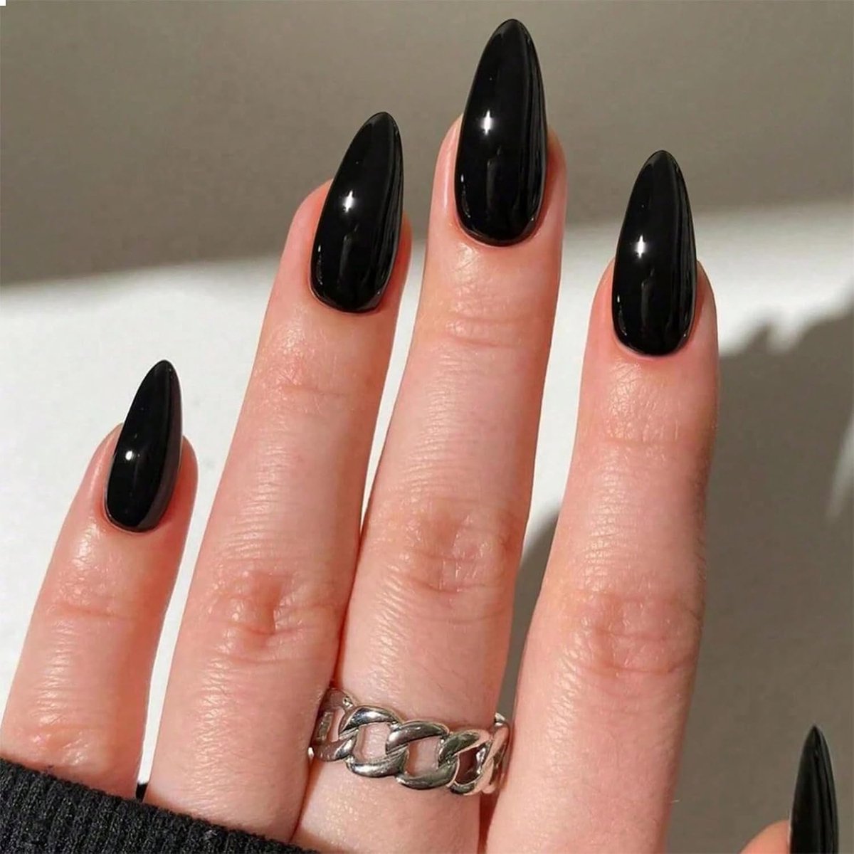 SnelShoppen - 24 Stuks Zwarte Press-on Nagels, Amandelvormige Medium Stiletto Valse Nagels voor Vrouwen, Incl. Plakstickers en Mini Vijl