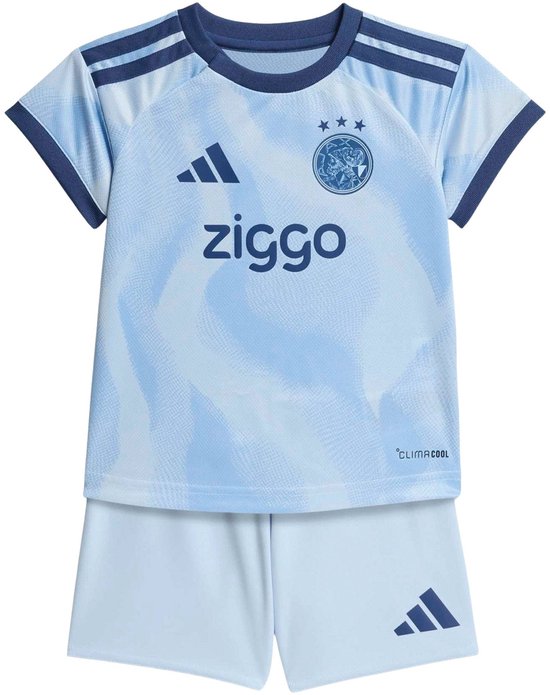 Compleet lichtblauw Ajax tenue met Ziggo logo op de voorkant, Adidas logo, Ajax-schild en drie sterren.