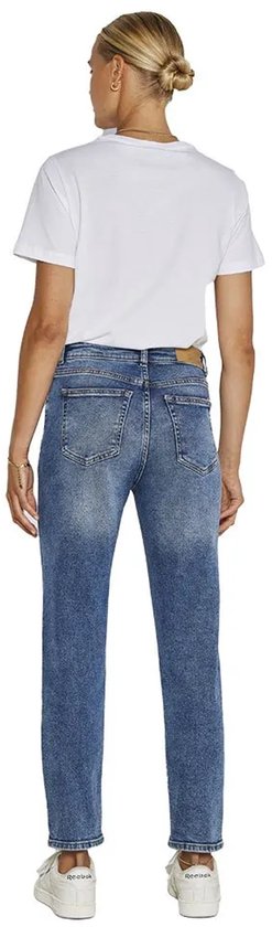 Achterkant van een vrouw met een blauwe, stonewashed jeans. De jeans heeft een rechte pasvorm.