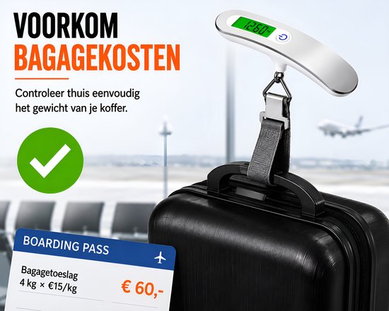 Zilverkleurige digitale bagageweegschaal met grijze lus hangt aan een zwarte koffer bij een vliegtuig en boarding pass met € 60,-.