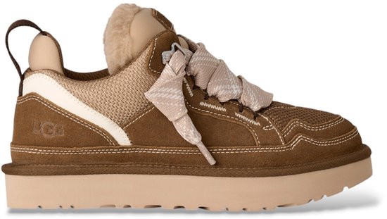 Bruine UGG-sneaker met ruitschoenveters, beige voering, witte biezen en dikke zool.