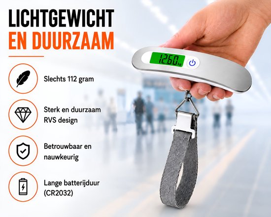 Hand wordt getoond met zilverkleurige digitale bagageweegschaal, met grijze stoffen lus, die 12.60 kg aangeeft.