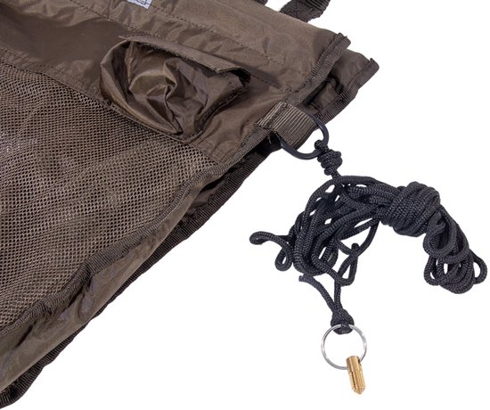 Detail van een karper weegzak met een lus, touw en een metalen pin.